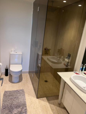 Entire luxury unit at benowa- parking/wifi